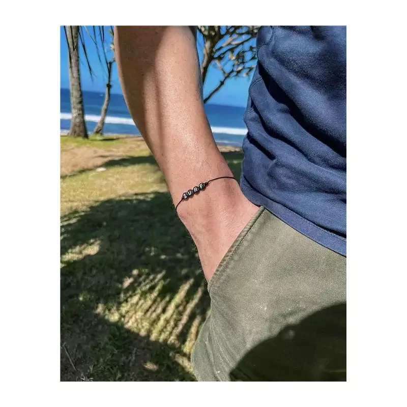 Prix Promo Bracelet cordon Perles de Frangines - SURF - Lettre blanche sur fond noir - Perle noire - Cordon noir